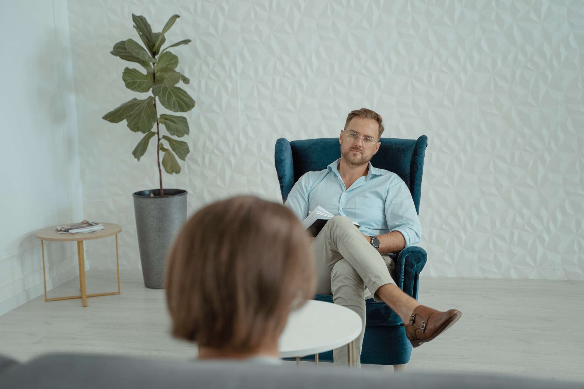 man-coaching-and-hearing-someone-lifestyle-coaching