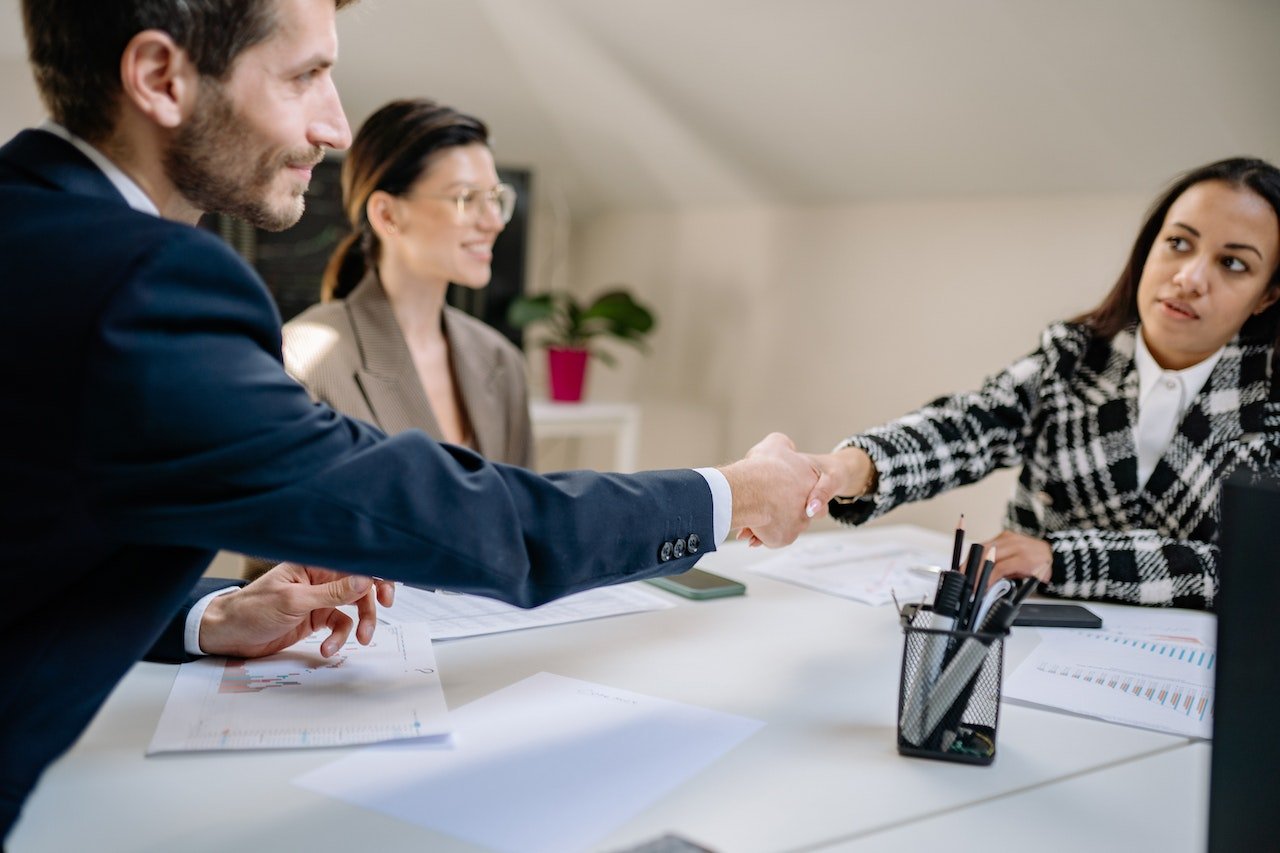 Man-shaking-hand-confidently-of-hiring-manager-negotiation-skills