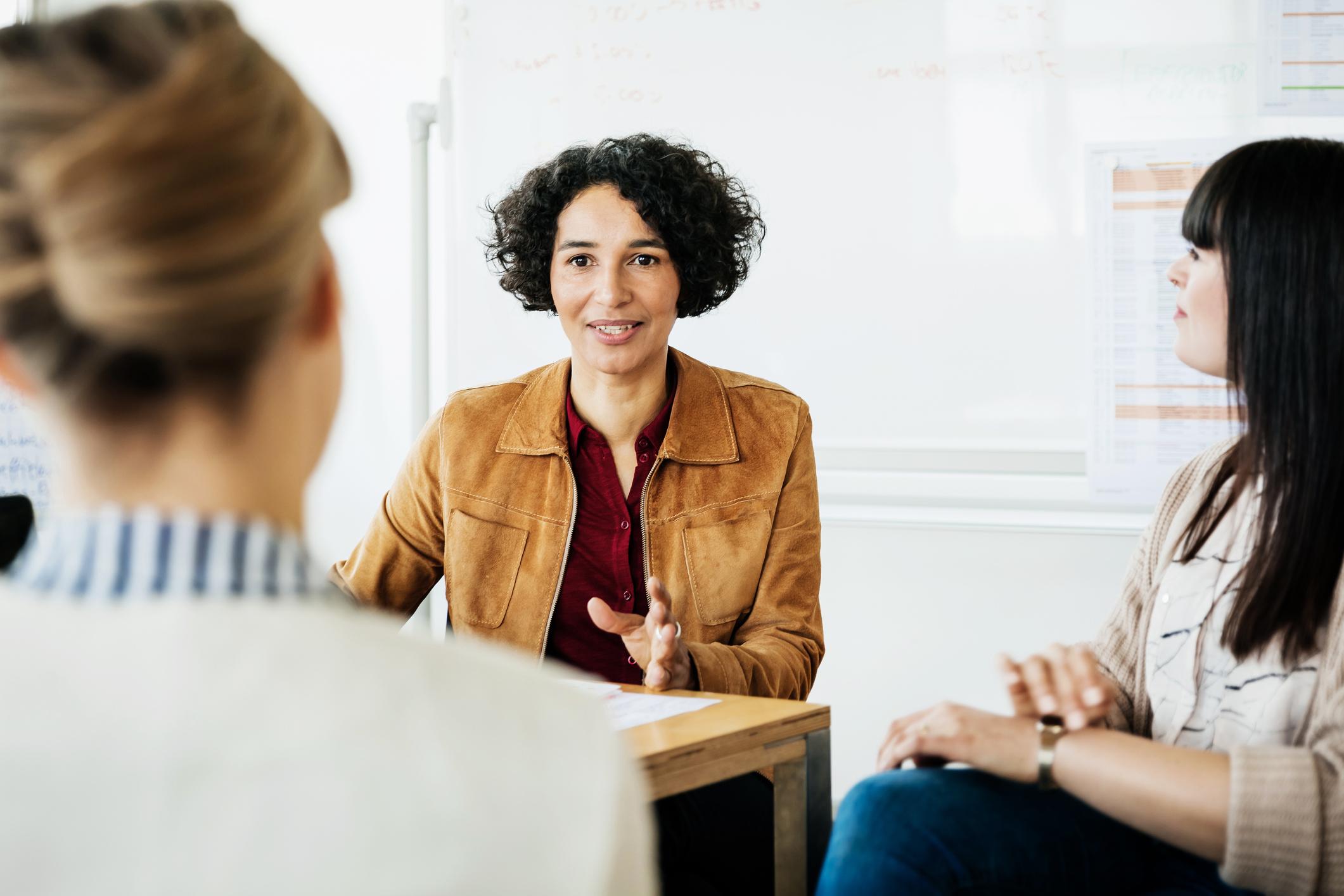 Manager-talking-to-collegues-how-to-be-more-extroverted