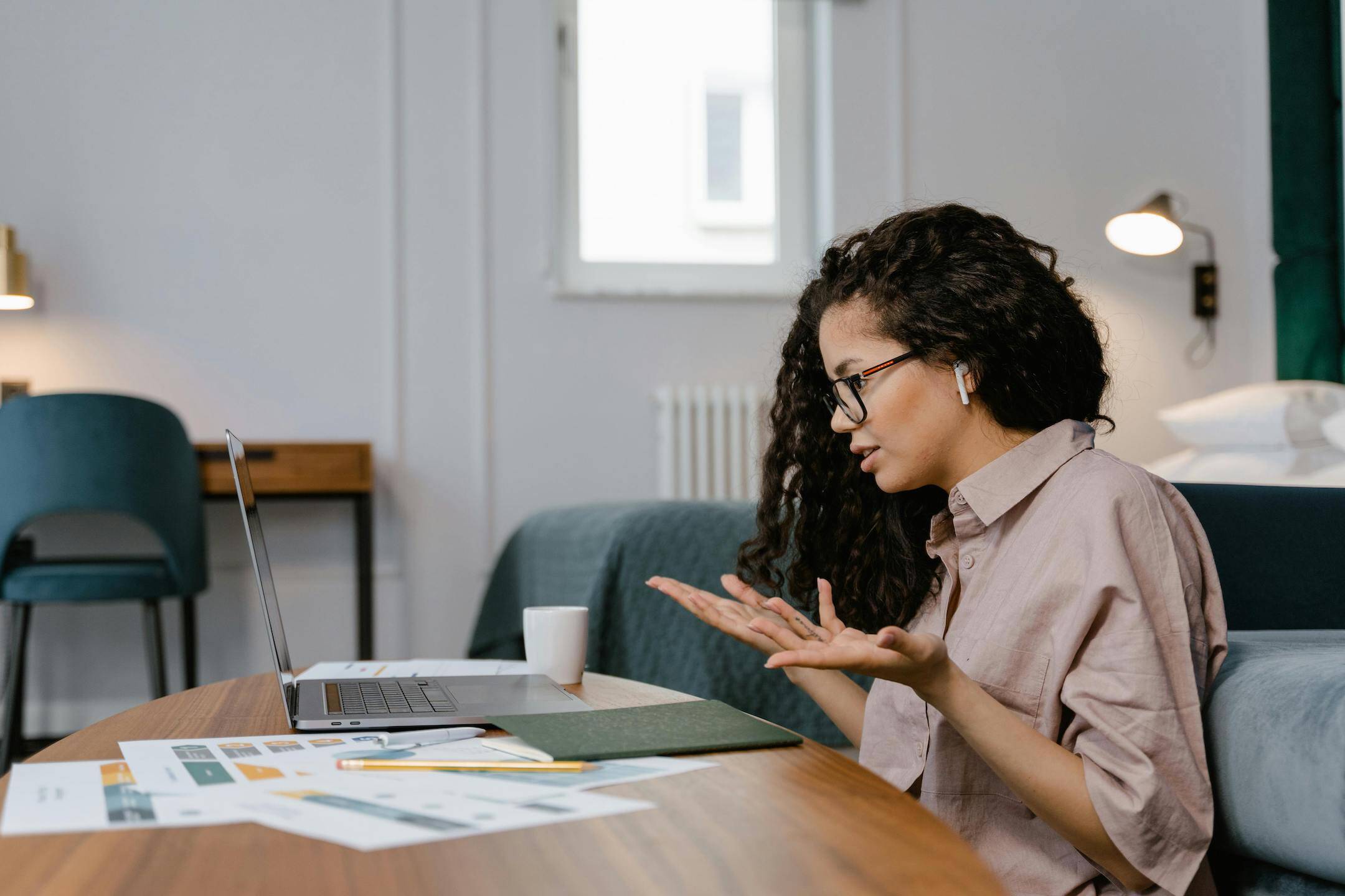Person-on-laptop-at-table-learning-how-to-find-a-coach
