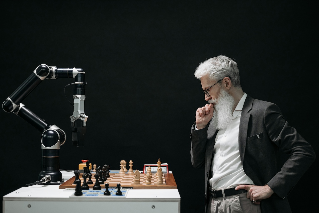 men-playing-chess-against-a-robot-types-of-intelligence