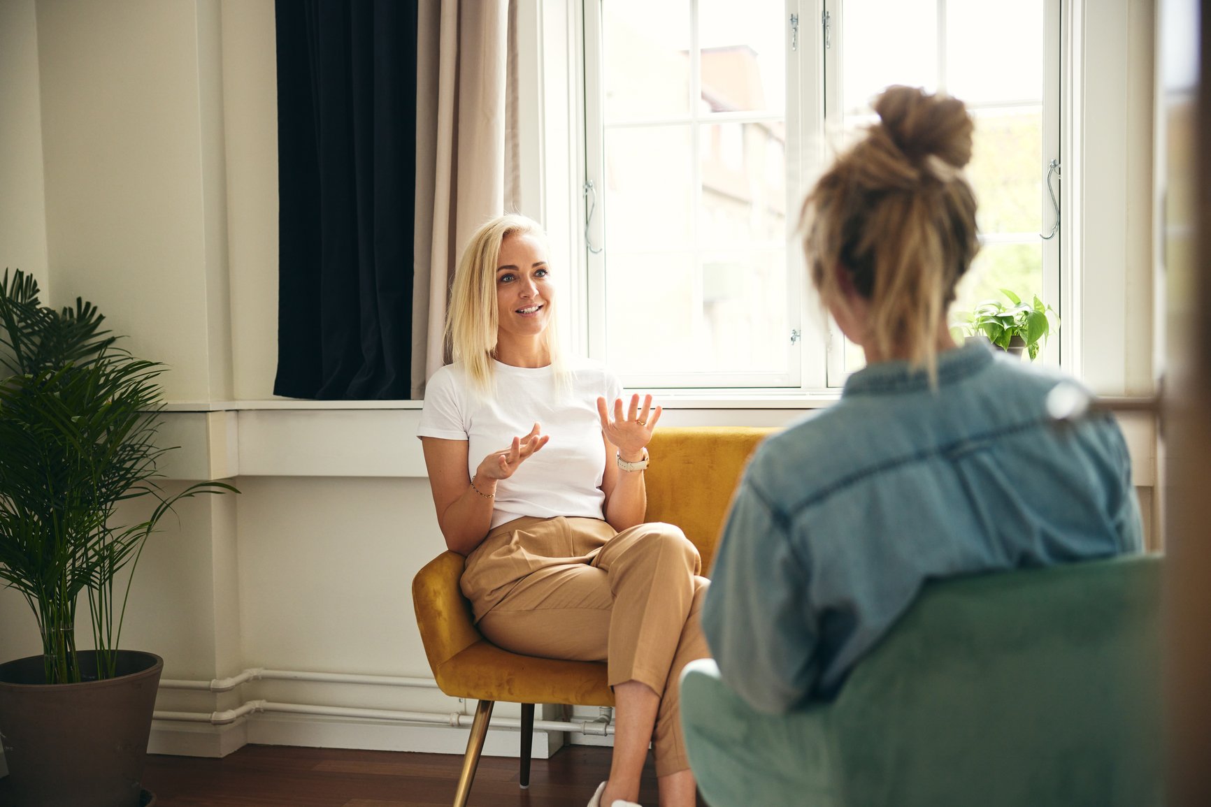 a-young-professional-woman-talks-to-a-coach-executive-coaching