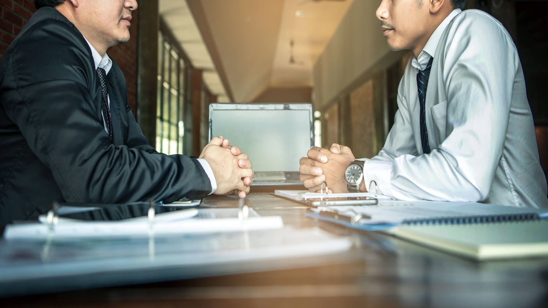 two-people-shaking-hands-how-to-negotiate