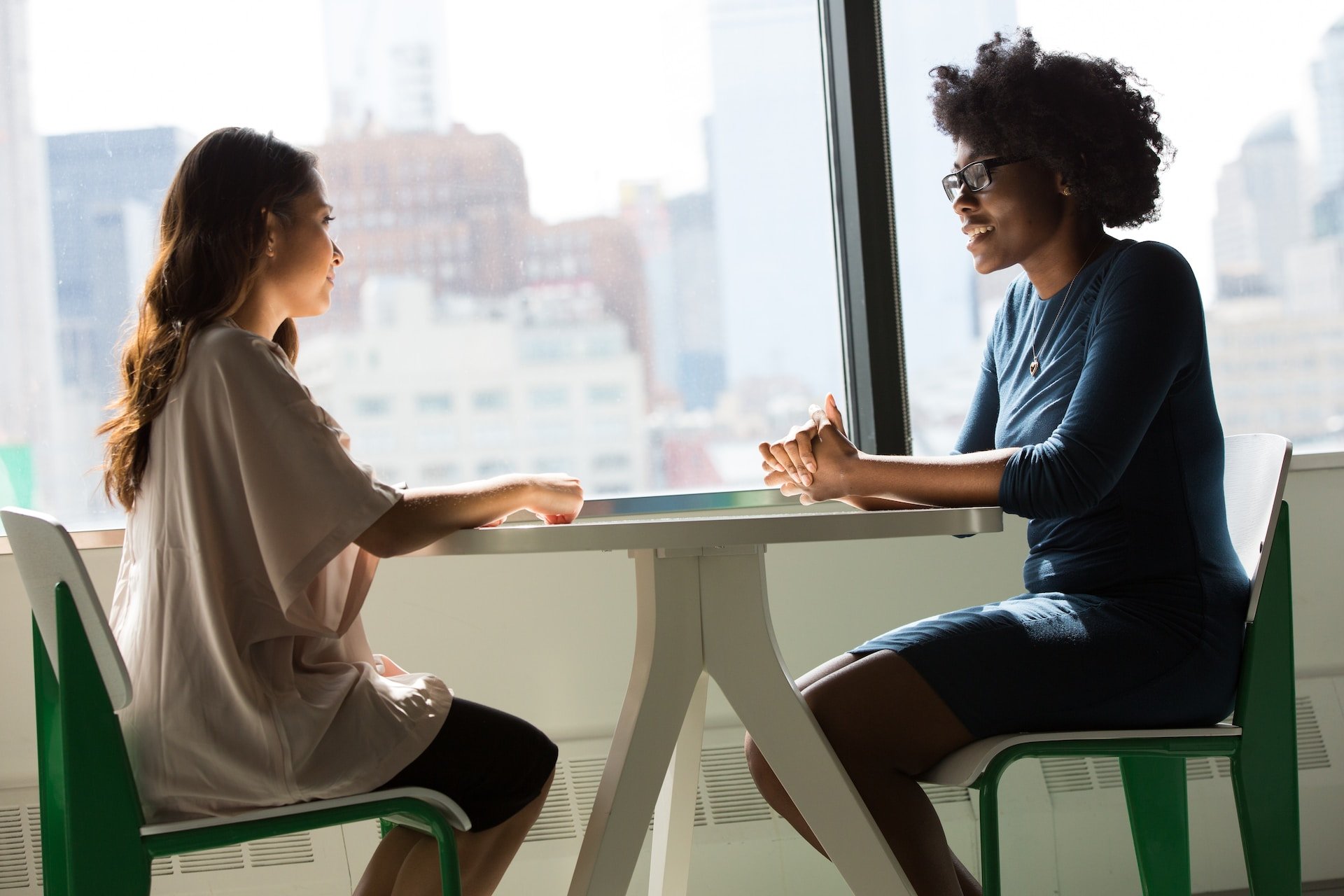 two-woman-talking-in-a-coaching-session-high-performance-coaching