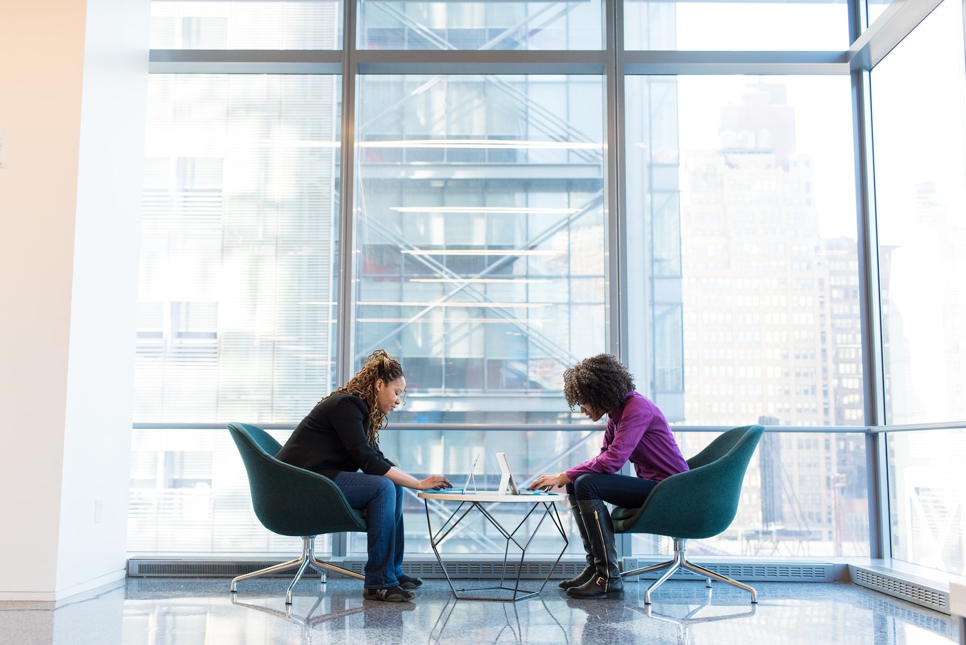 two-women-in-the-middle-of-a-negotiation-negotiation-tactics