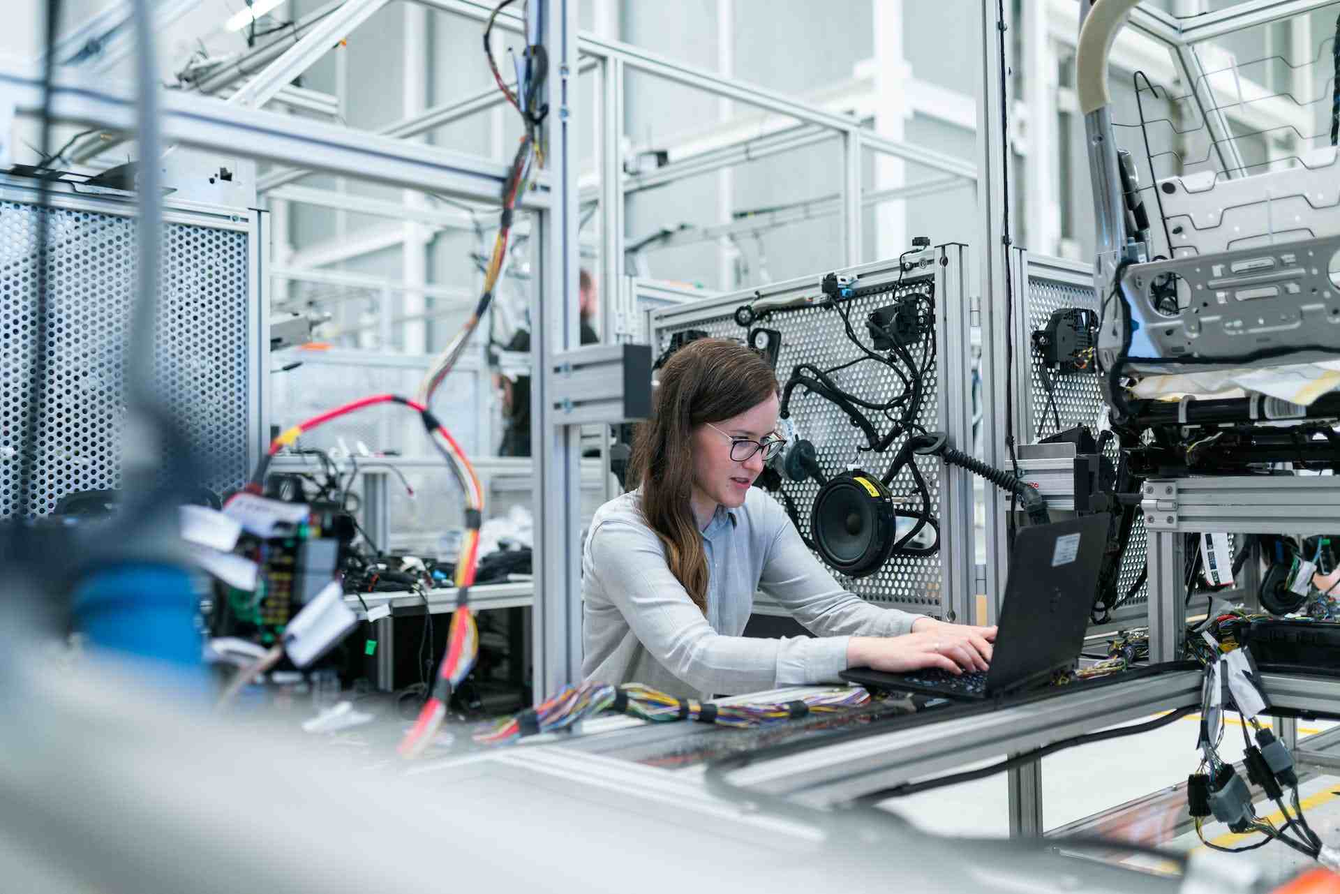 woman-working-in-a-tech-lab-tech-career-coach